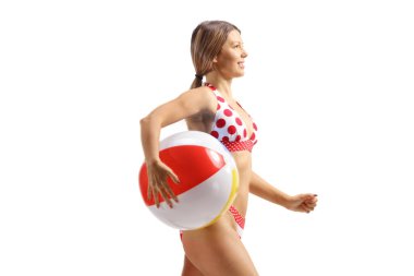 Beyaz arka planda izole edilmiş bir plaj topuyla bikinili genç bir kadın.