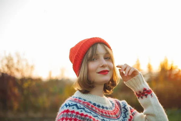 Bright Winter Portrait Beautiful Young Woman Knitted Red Hat Background — Stock Photo, Image