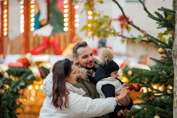 圣诞市场上美丽快乐的家庭 寒假在欧洲度假 舒服极了 — 图库照片