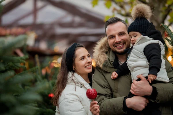 圣诞市场上美丽快乐的家庭 寒假在欧洲度假 舒服极了 — 图库照片