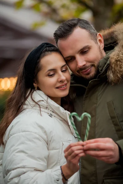 クリスマスマーケットで美しい幸せな若い伝統的なカップル 冬休みだ ヨーロッパでの休暇 居心地の良い — ストック写真