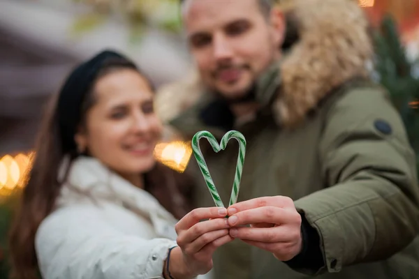 圣诞节市场上美丽而快乐的年轻夫妇 寒假在欧洲度假 舒服极了 — 图库照片