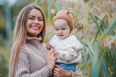 Yeşil Park 'ta iki yaşında küçük kızıyla güzel bir anne. Mutlu bir aile. Rahat. Düş.