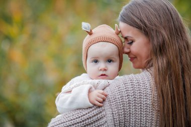 Yeşil Park 'ta iki yaşında küçük kızıyla güzel bir anne. Mutlu bir aile. Rahat. Düş.