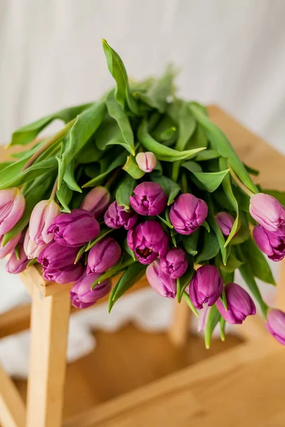 Bouquet Purple Tulips Wooden Bench White Background Spring Holidays — Foto de Stock