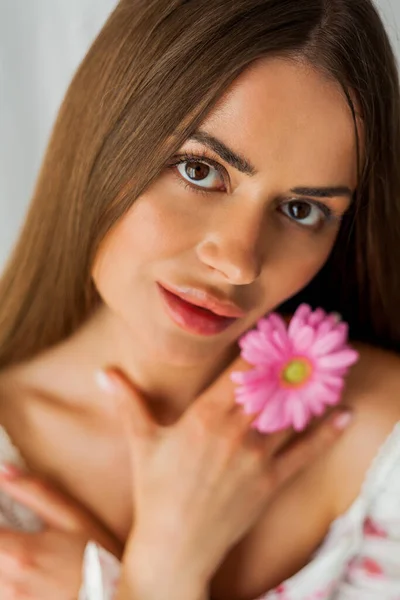 Portrét Mladé Krásné Dlouhosrsté Hnědooké Ženy Růžovou Gerberou Bílém Pozadí — Stock fotografie