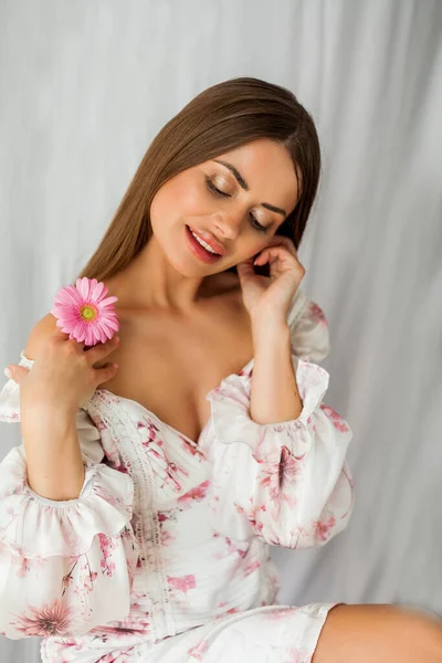 Portrait Young Beautiful Long Haired Brown Eyed Woman Pink Gerbera — Stok fotoğraf