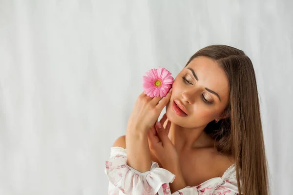 Portrait Young Beautiful Long Haired Brown Eyed Woman Pink Gerbera — Stock Photo, Image