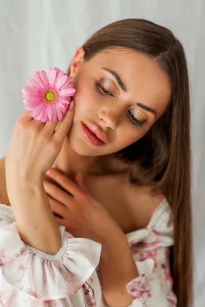 Portrait Young Beautiful Long Haired Brown Eyed Woman Pink Gerbera — Stok fotoğraf