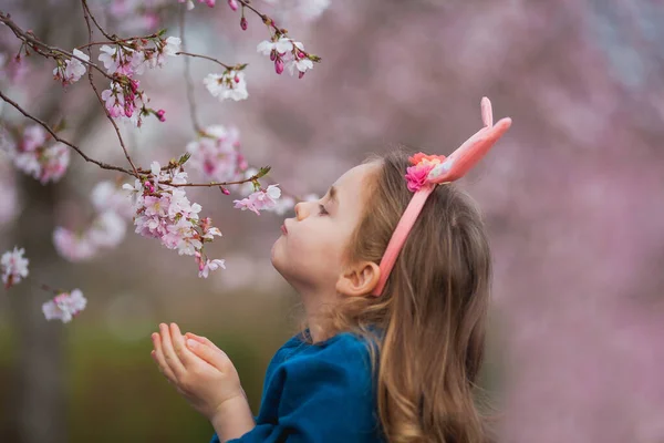 复活节 可爱的小女孩 卷曲的长发 小兔子耳朵 樱花丛生 — 图库照片