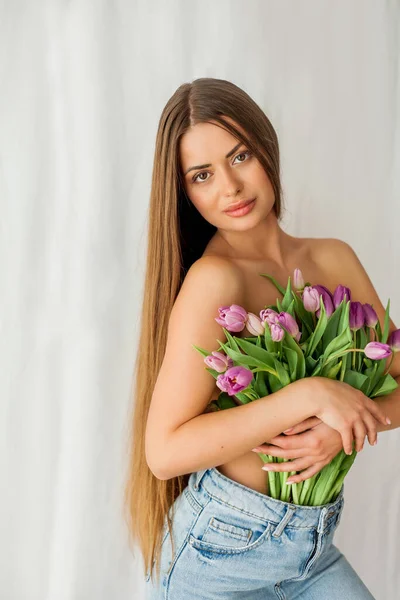 Портрет Сексуальной Красивой Молодой Женщины Длинными Волосами Модель Букетом Тюльпанов — стоковое фото