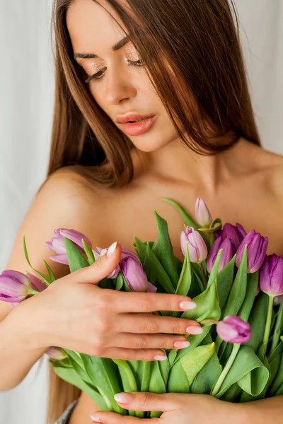 Портрет Сексуальной Красивой Молодой Женщины Длинными Волосами Модель Букетом Тюльпанов — стоковое фото