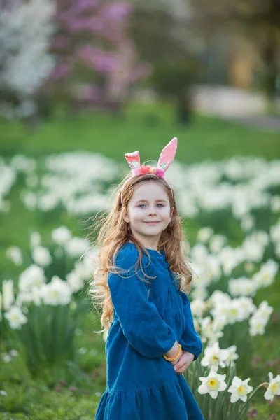 Semana Santa Niña Linda Años Con Orejas Conejo Césped Narcisos —  Fotos de Stock