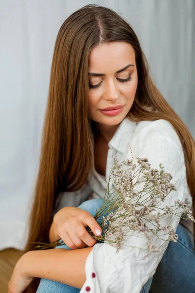 Beyaz Arka Planda Uzun Saçlı Kurumuş Çiçekli Güzel Bir Genç — Stok fotoğraf