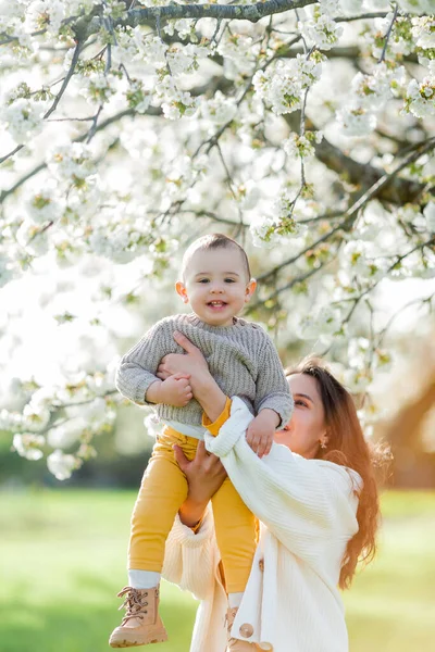 Szczęśliwa Młoda Matka Małym Synkiem Spaceruje Kwitnącym Ogrodzie Mama Letnim — Zdjęcie stockowe