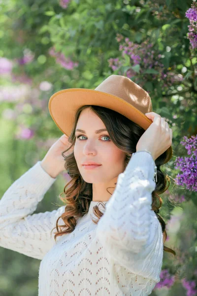 Retrato Una Hermosa Joven Morena Con Ojos Azules Sombrero Cerca — Foto de Stock