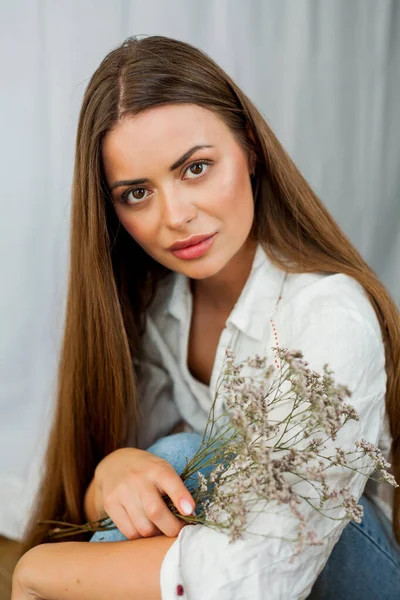 Portret Van Mooie Jonge Vrouw Met Lang Haar Witte Achtergrond — Stockfoto
