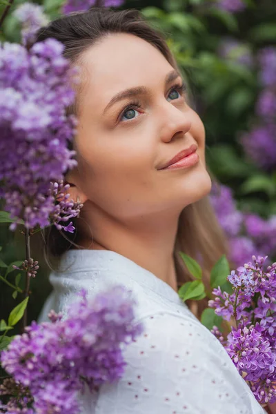 Porträtt Vacker Ung Blåögd Blond Kvinna Nära Blommande Syren — Stockfoto