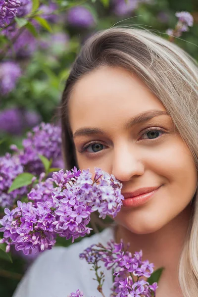 Retrato Bela Jovem Mulher Loira Olhos Azuis Perto Floração Lilás — Fotografia de Stock