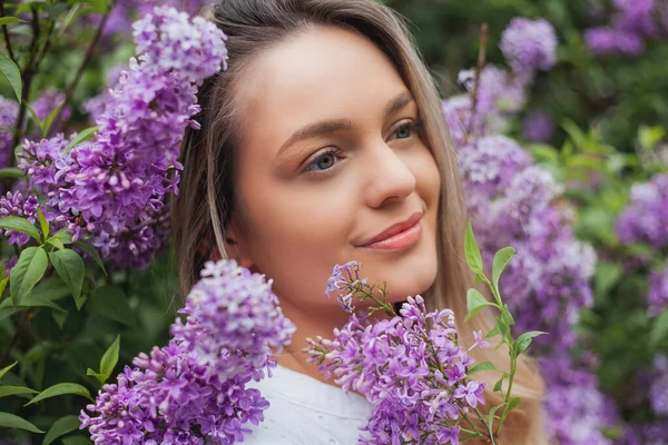 Portrait Beautiful Young Blue Eyed Blonde Woman Blooming Lilac — Stock Photo, Image