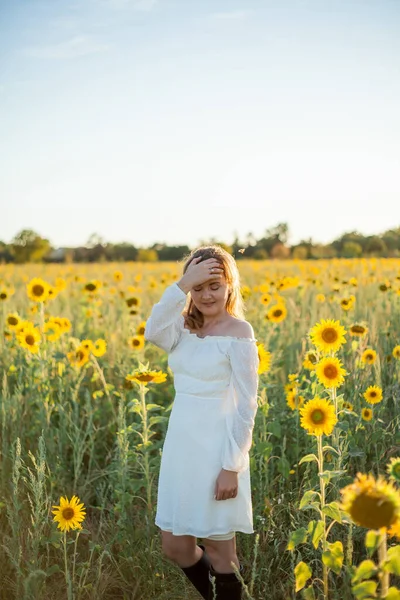 Mladá Krásná Blondýnka Bílých Šatech Poli Slunečnic Při Západu Slunce — Stock fotografie