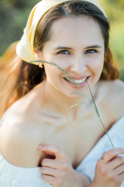 Sahada piknik yapan güzel siyah saçlı kadın. Bisikletli şık kıyafetler içinde bir model..