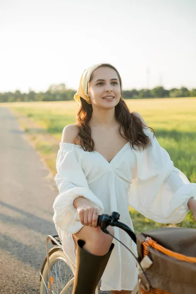 Piękna Młoda Ciemnowłosa Kobieta Pikniku Polowym Model Stylowych Ubraniach Rowerem — Zdjęcie stockowe