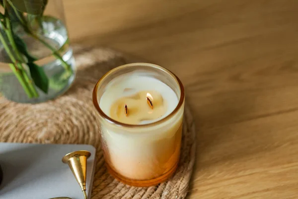 Heimeliges Interieur Kerzen Ein Strauß Pfingstrosen Einer Glasvase Auf Einem — Stockfoto