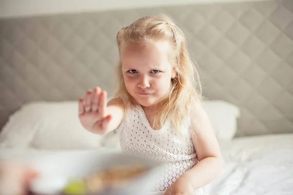 Klein Schattig Witharig Meisje Eet Granola Het Bed Haar Heldere — Stockfoto