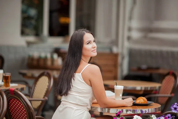 Genç Güzel Kadın Bir Fransız Kafede Oturuyor Kapuçino Içiyor Bir — Stok fotoğraf