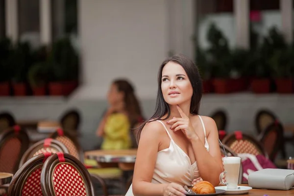 Genç Güzel Kadın Bir Fransız Kafede Oturuyor Kapuçino Içiyor Bir — Stok fotoğraf
