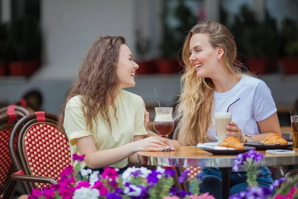 Güzel Kıvırcık Kadın Yazlık Kafede Oturup Kahve Içiyorlar Sıcak Soğuk — Stok fotoğraf