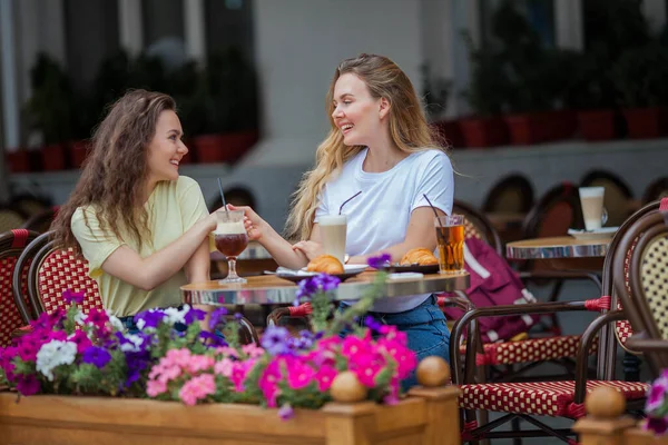 Güzel Kıvırcık Kadın Yazlık Kafede Oturup Kahve Içiyorlar Sıcak Soğuk — Stok fotoğraf
