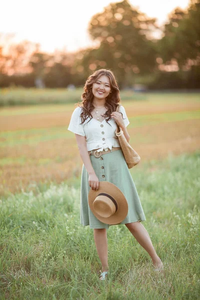 Krásná Mladá Asiatka Poli Při Západu Slunce Model Tmavými Dlouhými — Stock fotografie