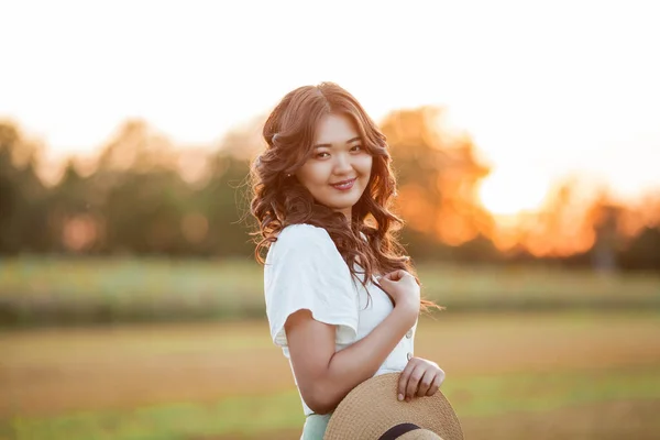 Krásná Mladá Asiatka Poli Při Západu Slunce Model Tmavými Dlouhými — Stock fotografie