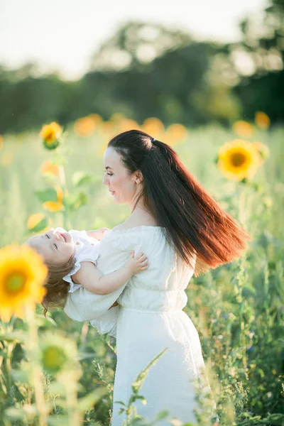 Koyu Renk Saçlı Güzel Anne Yaşındaki Kızıyla Güneşin Altındaki Ayçiçeği — Stok fotoğraf