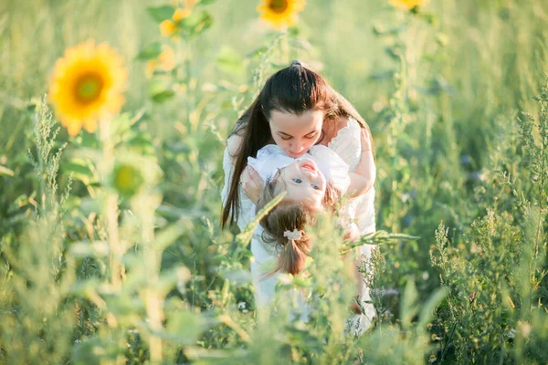 Koyu Renk Saçlı Güzel Anne Yaşındaki Kızıyla Güneşin Altındaki Ayçiçeği — Stok fotoğraf
