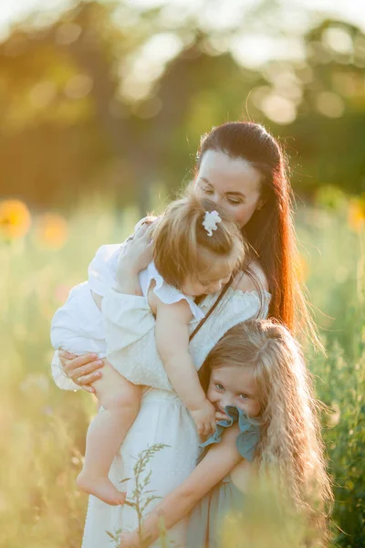 Vacker Ung Mörkhårig Mor Leker Med Sina Döttrar Fält Solrosor — Stockfoto