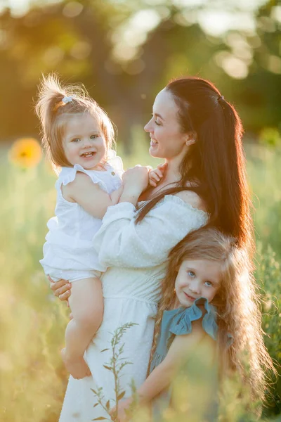 Beautiful Young Dark Haired Mother Plays Her Daughters Field Sunflowers — Stock Photo, Image