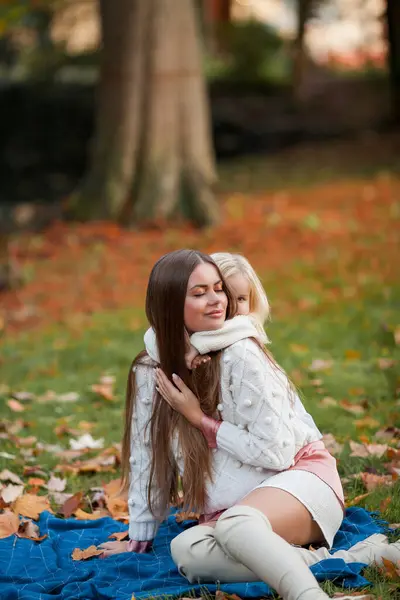 Belle Jeune Mère Brune Joue Avec Petite Fille Ans Dans — Photo