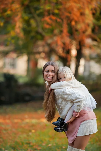 Güzel Genç Siyah Saçlı Anne Küçük Kızıyla Sonbahar Parkında Oynuyor — Stok fotoğraf