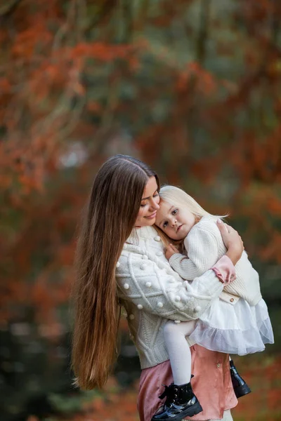 Bela Jovem Mãe Cabelos Escuros Brinca Com Sua Filhinha Anos — Fotografia de Stock