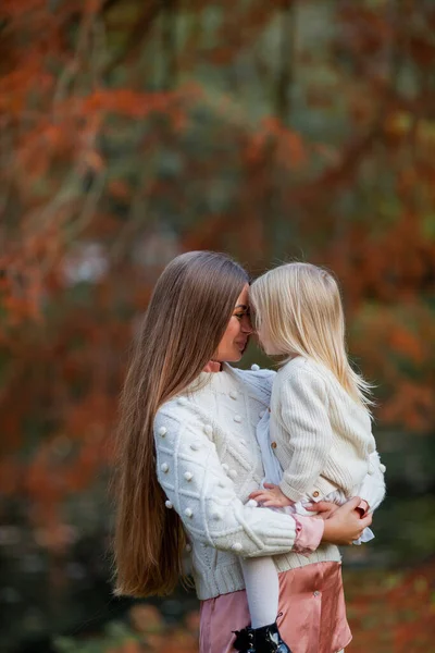 Gyönyörű Fiatal Sötét Hajú Anya Játszik Kislányával Éves Őszi Parkban — Stock Fotó