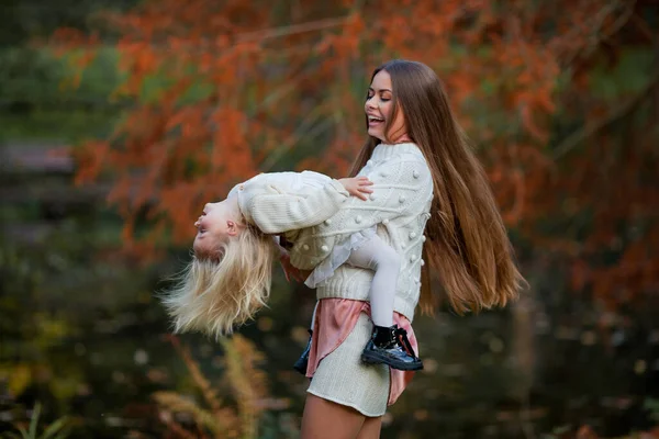 Gyönyörű Fiatal Sötét Hajú Anya Játszik Kislányával Éves Őszi Parkban — Stock Fotó