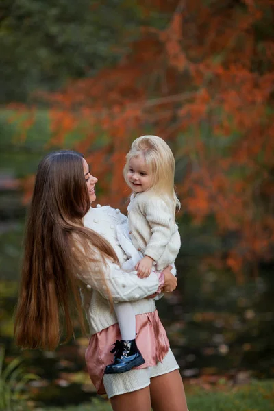 Güzel Genç Siyah Saçlı Anne Küçük Kızıyla Sonbahar Parkında Oynuyor — Stok fotoğraf