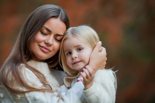 Beautiful Young Dark Haired Mother Plays Her Little Daughter Years — Stock Photo, Image