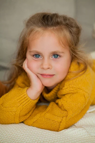 かわいい青い目の巻き毛の女の子4居心地の良い家の中で歳のお茶を飲む — ストック写真