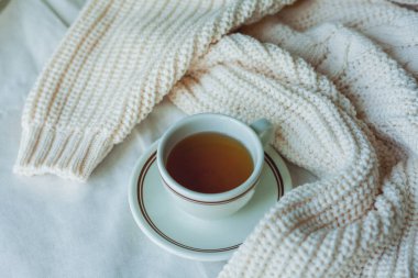 Ev dekoru. Örgü battaniye, bir fincan sıcak çay. Sıcak bir sonbahar. Düş.