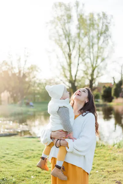 Młoda Piękna Szczęśliwa Matka Swoim Synkiem Spaceruje Parku Przytulna Jesień — Zdjęcie stockowe