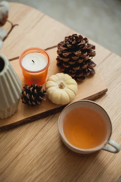 Φθινοπωρινή Διακόσμηση Ζεστό Ποτό Μια Κούπα Τσάι Βιβλίο Κολοκύθα Κερί — Φωτογραφία Αρχείου